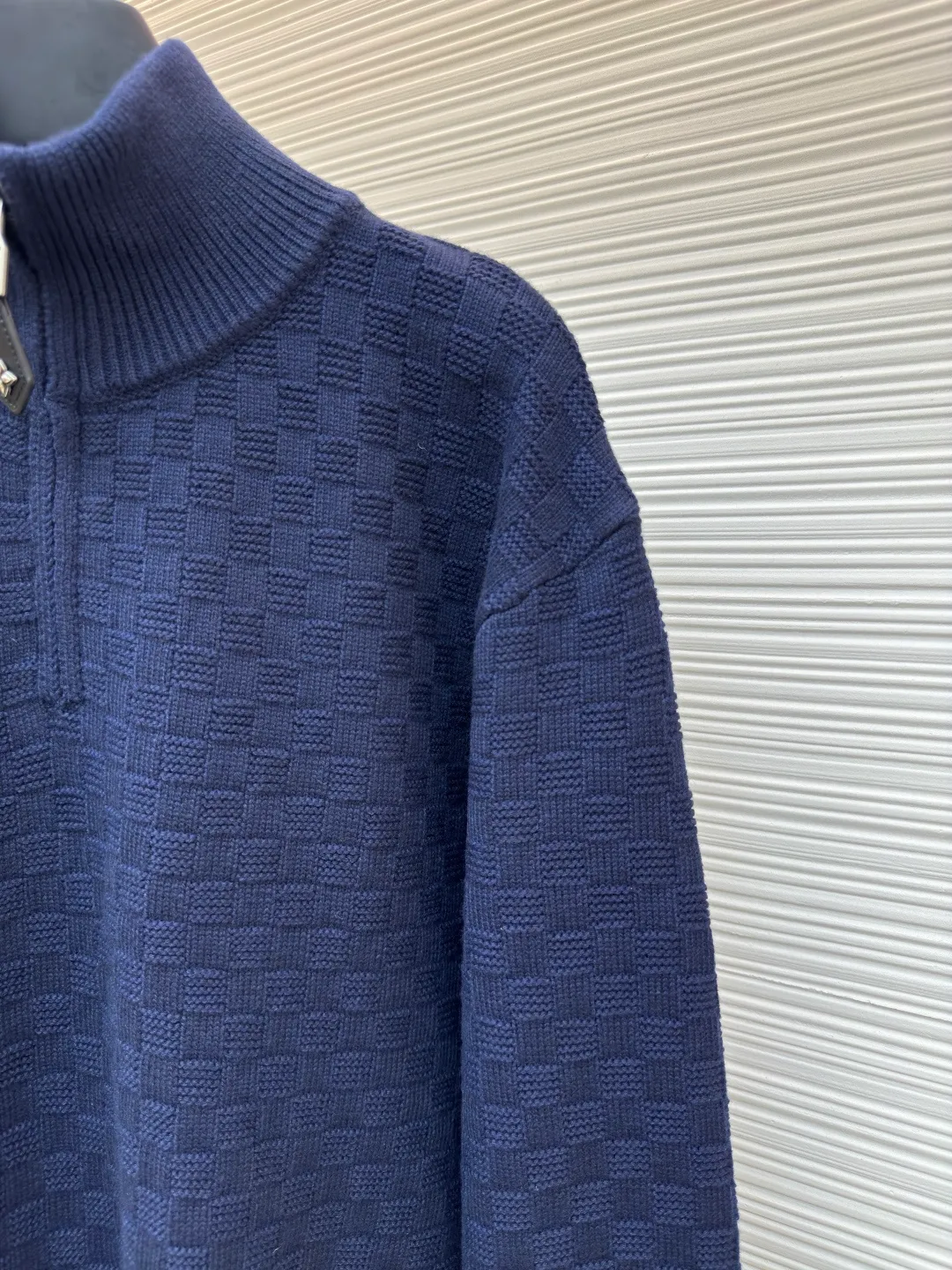 LOUIS VUITTON dark pattern mosaic checkerboard knitted pullover ●Original version: purchased and developed by 18756 ●Item number: 1680188-A70 ●Fabric: heavy cotton fabric ●Technology: knitting ●Version: fitted version ●Weight: about 825 grams ●Size: S-M-L-XL ●Description: It is made of the same heavy-weight pure cotton material as the original, with double threads. Each color is dyed in a separate vat. The weaving requires an imported Stoll 16-needle machine. The embroidery uses Behringer embroidery technology, and the details are restored to the same consistency. Customized dyeing without any color difference. The ingenious craftsmanship is perfectly restored, the three standards are complete, and the accessories are customized. The overall wiring is straight and delicate, the fabric is comfortable and soft, and the color is consistent without color difference. It can be matched with the same style to create a fashionable look and control various occasions. Customized accessories, complete with three standards, same style for men and women!